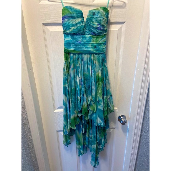 Le Chateau Dress - Picture 1 of 3